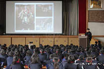 芸術家の派遣事業　小学校講堂でのワークショップの様子