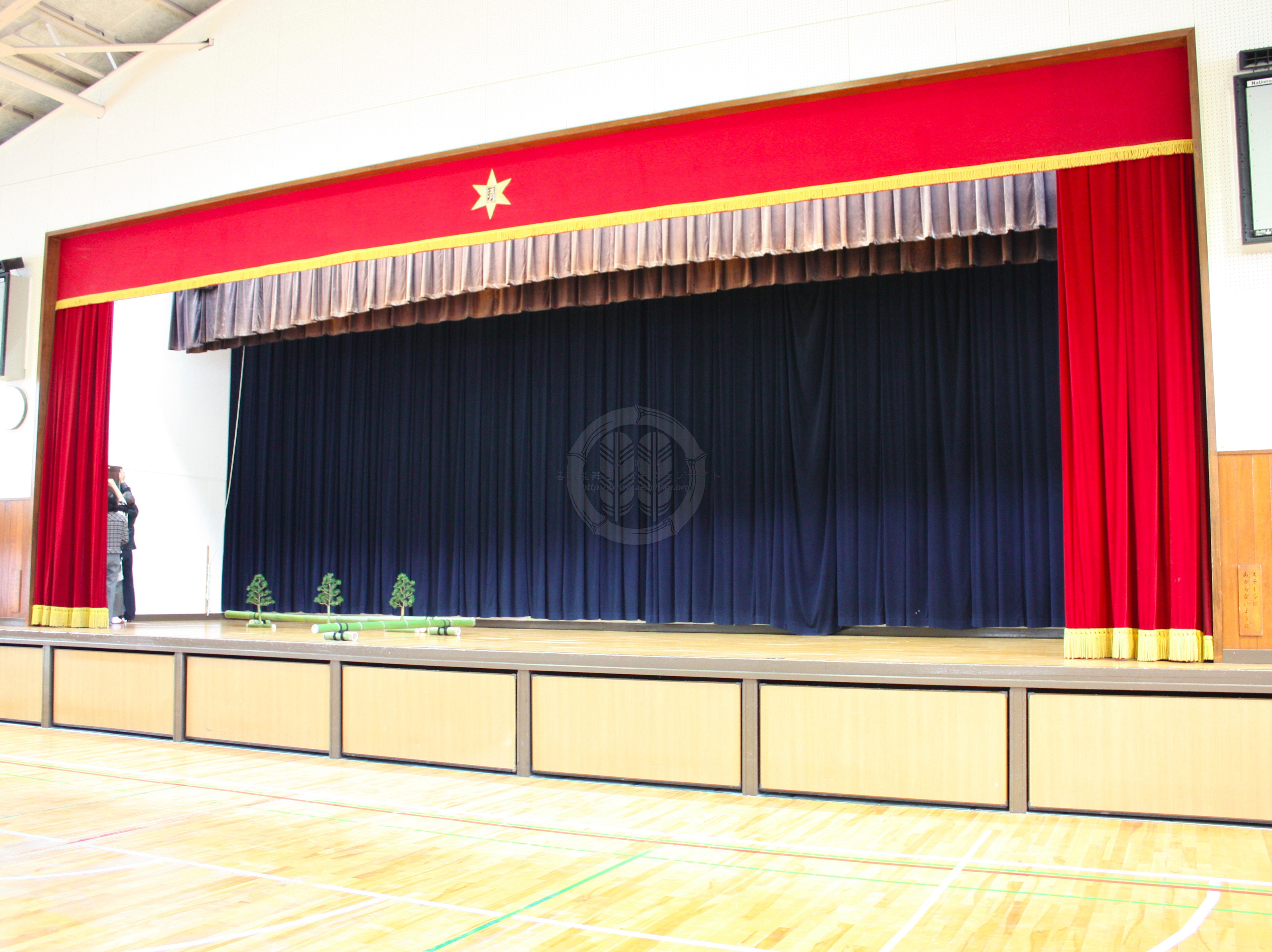 学校狂言　小学校体育館ステージでの上演
