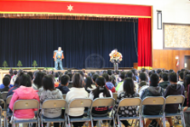 学校狂言　小学校体育館ステージでの上演